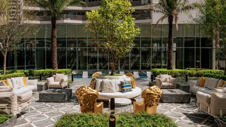 Praça de convivência com jardins do condomínio Villa Residence Versace no bairro de Moema, São Paulo