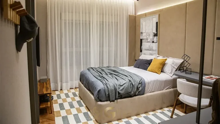 Terceiro dormitório decorado com marcenaria em condomínio residencial na Cidade Jardim, na Zona Sul de São Paulo