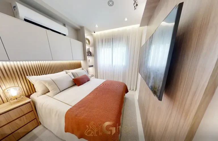 Quarto com cama casal e marcenaria planejada do decorado do condomínio Mod Paulista no bairro da Bela Vista em São Paulo