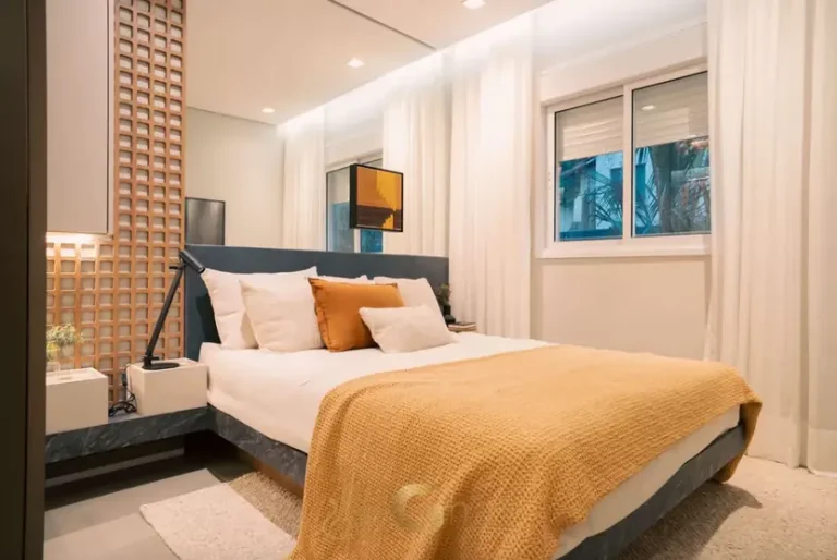 Quarto com piso laminado e marcenaria planejada do decorado do condomínio Unique Fit Vila Mariana no bairro da Vila Mariana, São Paulo
