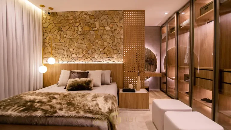 Quarto de casal com marcenaria planejada em condomínio residencial no bairro do Brooklin, na Zona Sul de São Paulo