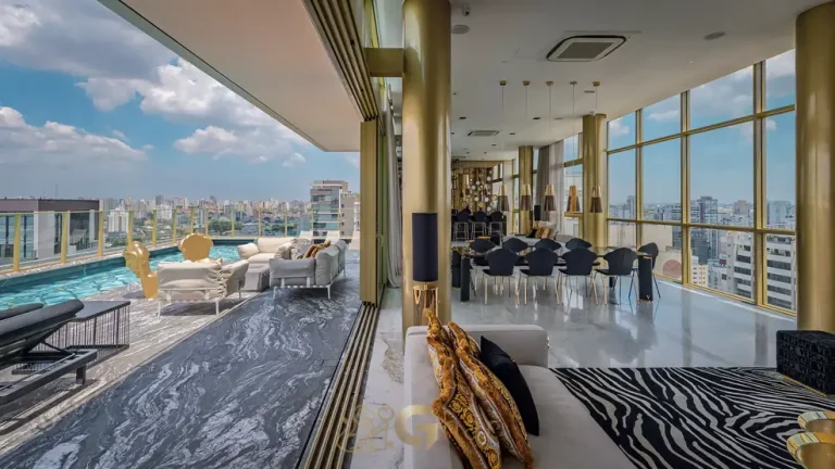 Rooftop com área de lazer do condomínio Villa Studios Versace no bairro de Moema, São Paulo