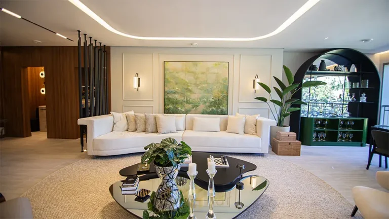 Sala do apartamento decorado com acabamentos clássicos do condomínio Château Jardin Harmonie na Cidade Jardim, São Paulo