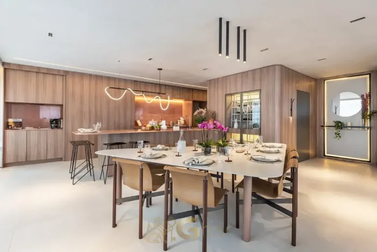 Sala de jantar integrada ao living em condomínio residencial no bairro de Moema, na Zona Sul de São Paulo
