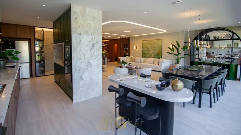 Sala de jantar formal com mesa para oito lugares em condomínio residencial na Cidade Jardim, na Zona Sul de São Paulo