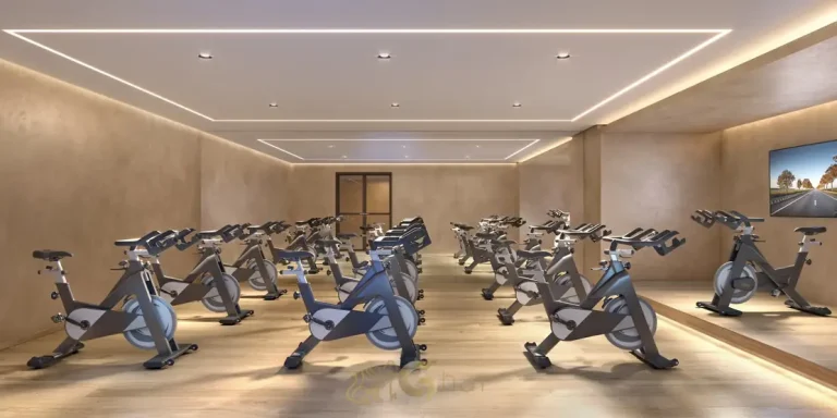 Sala de spinning com bicicletas do condomínio Alive Home Resort no bairro da Vila Prudente, São Paulo