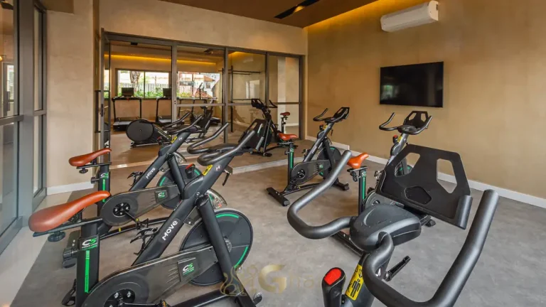 Sala de spinning com bicicletas em condomínio residencial no bairro da Praça da Árvore, na Zona Sul de São Paulo