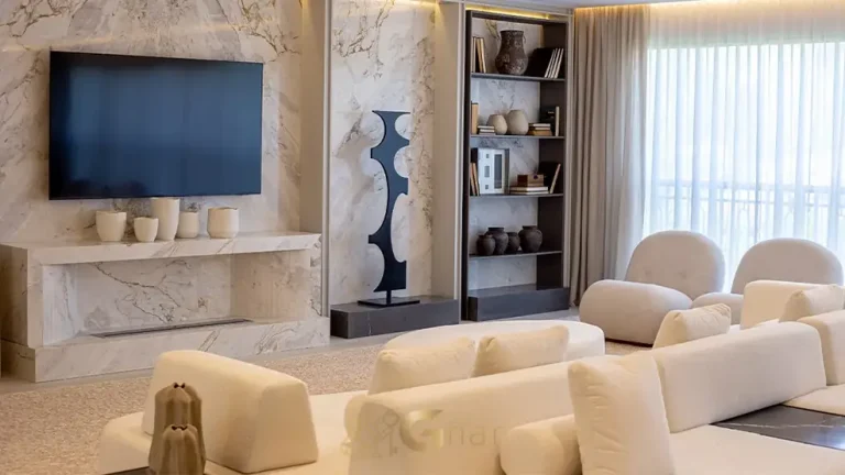 Sala de TV com home theater em apartamentos na Cidade Jardim, São Paulo