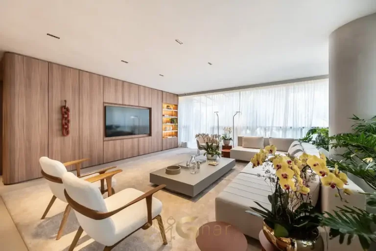 Sala de TV do apartamento decorado em condomínio residencial no bairro de Moema, na Zona Sul de São Paulo