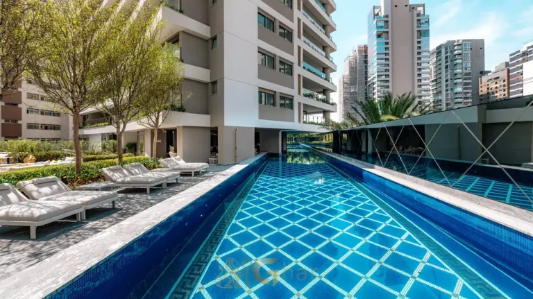 Solarium com espreguicadeiras em apartamentos no bairro de Moema, São Paulo