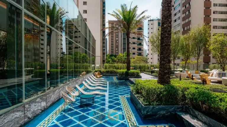 Área de solarium com mobiliário premium em apartamentos no bairro de Moema, São Paulo
