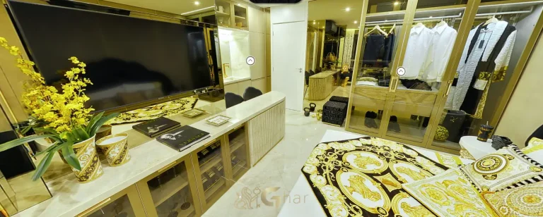 Interior do studio decorado com paleta Versace em studios no bairro de Moema, São Paulo