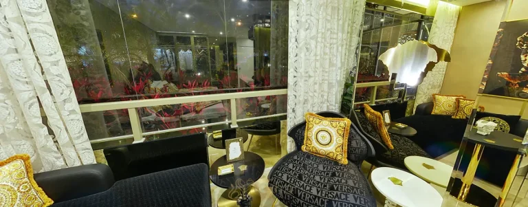 Living integrado do studio decorado em condomínio residencial no bairro de Moema, na Zona Sul de São Paulo