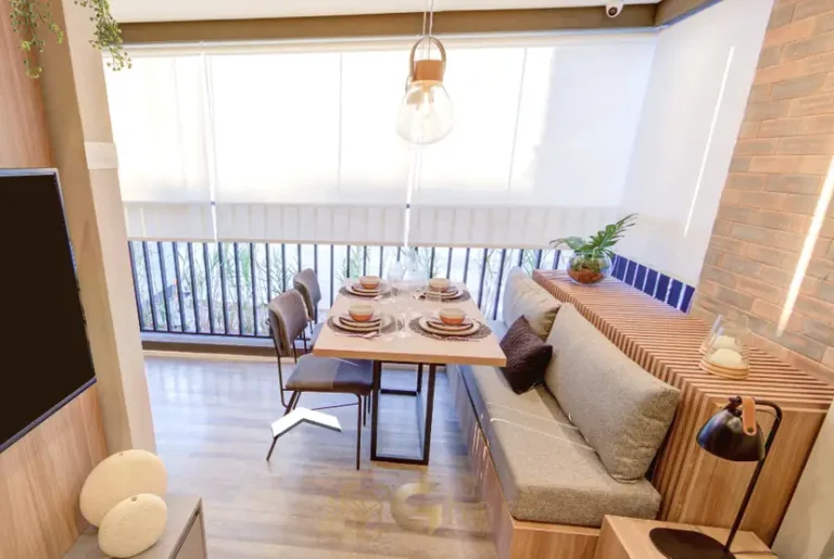 Varanda integrada ao living do decorado em condomínio residencial no bairro da Vila Prudente, na Zona Leste de São Paulo