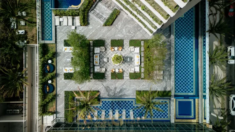 Vista aérea da área de lazer do condomínio Villa Residence Versace no bairro de Moema, São Paulo