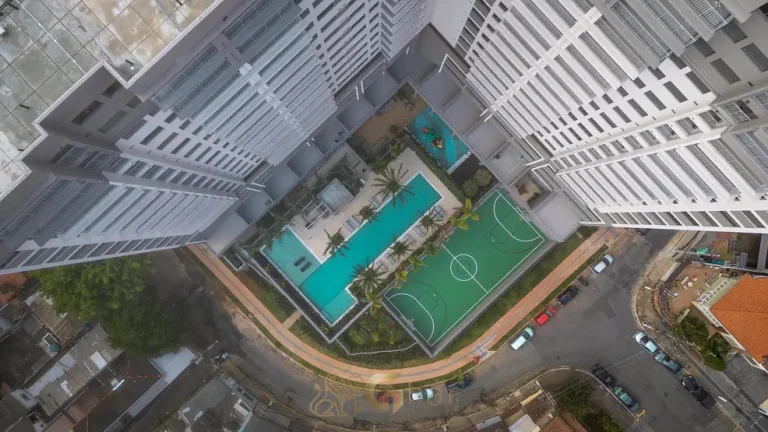 Vista aérea da área de lazer em apartamentos no bairro da Praça da Árvore, São Paulo