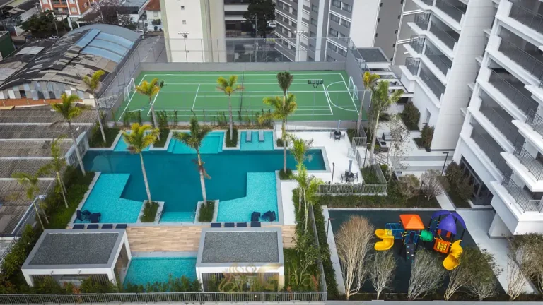 Vista aérea das áreas de lazer do condomínio Green View Residence no bairro do Butantã, São Paulo