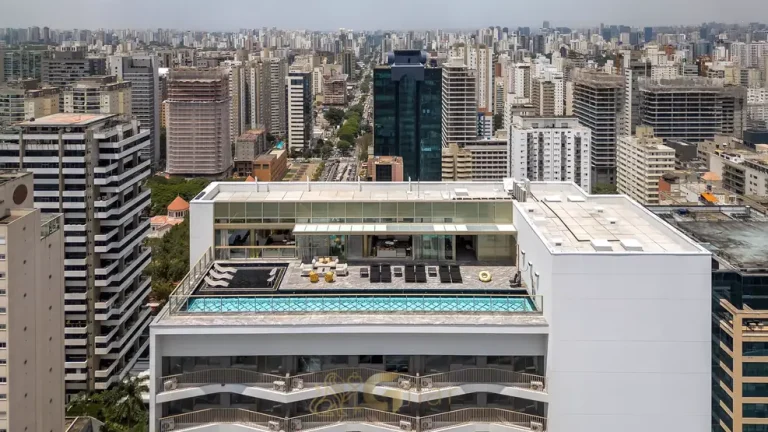 Vista aérea do rooftop em studios no bairro de Moema, São Paulo