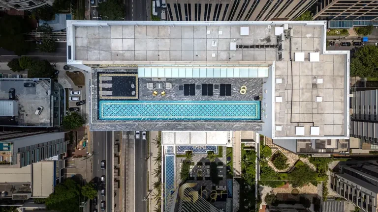 Vista de drone das áreas de lazer em condomínio residencial no bairro de Moema, na Zona Sul de São Paulo