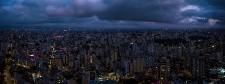 Vista da varanda com paisagem da Aclimação em condomínio residencial no bairro da Aclimação, no Centro de São Paulo