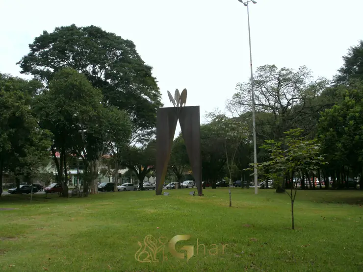 Praça arborizada na Avenida Ibirapuera, Moema, Zona Sul de São Paulo