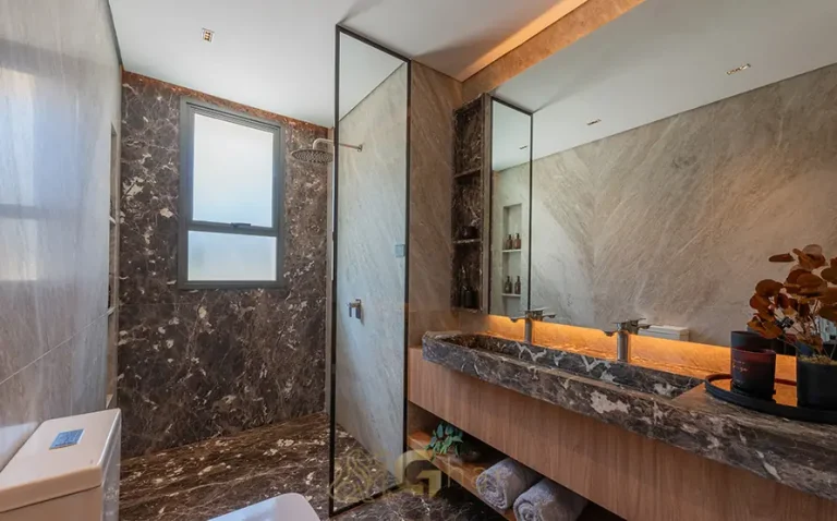 O banheiro do apartamento decorado em apartamentos no bairro da Cidade Jardim, São Paulo