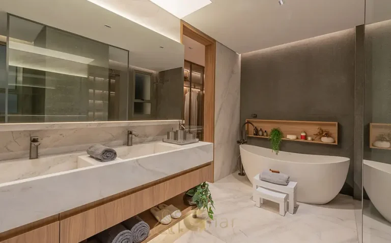 O banheiro da suíte do apartamento decorado em apartamentos no bairro da Cidade Jardim, São Paulo