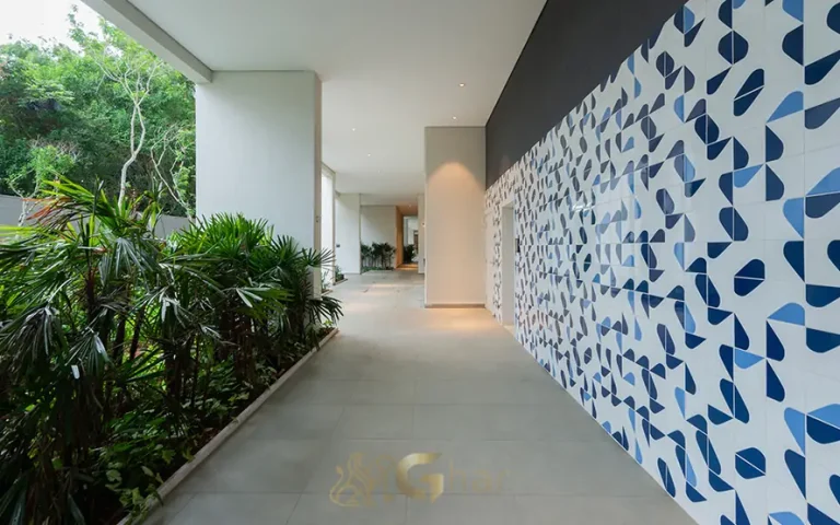 Boulevard de acesso arborizado em condomínio residencial no bairro do Butantã, na Zona Oeste de São Paulo