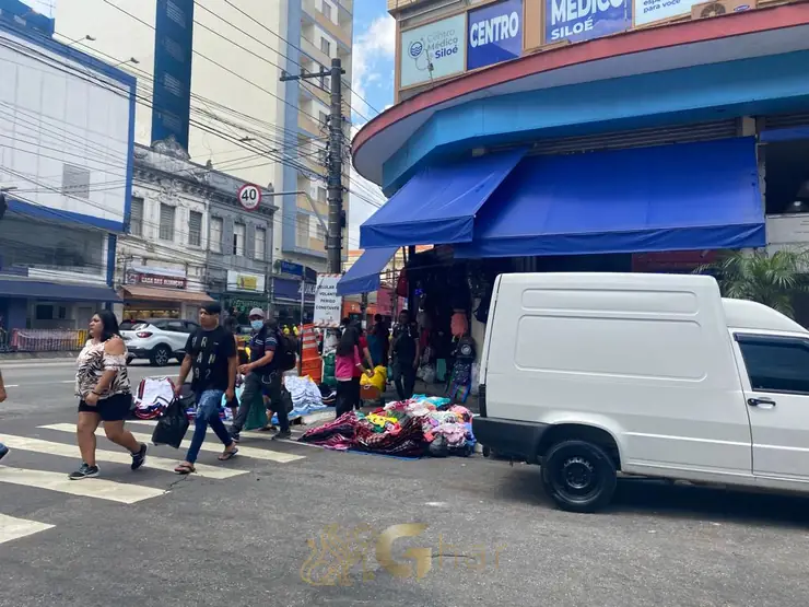 Comércio de rua em bairro histórico e comercial de São Paulo.