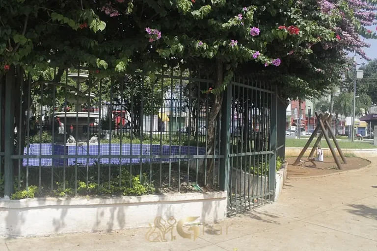 Chafariz do Largo do Cambuci em bairro histórico, São Paulo