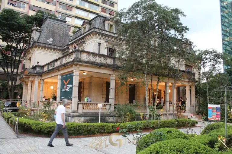 Paraíso – jardim da Casa das Rosas na região Zona Sul de São Paulo
