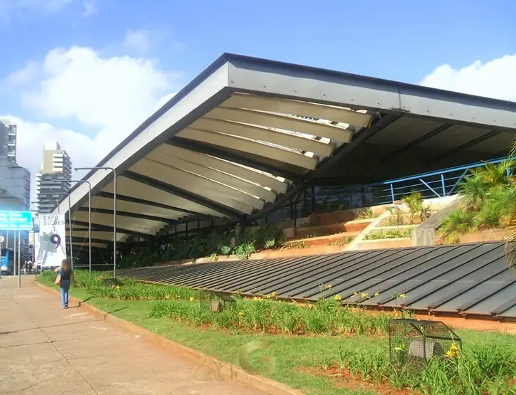 Paraíso – jardim suspenso de centro cultural na região Zona Sul de São Paulo