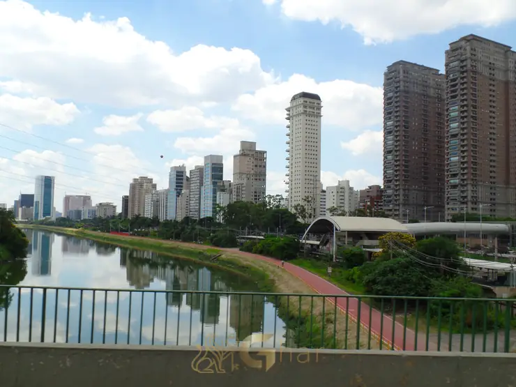 Bairro do Cidade Jardim – vista dos prédios na região zona sul de São Paulo