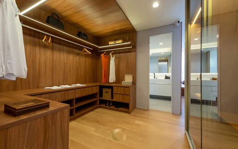 Closet planejado do apartamento decorado em condomínio residencial no bairro do Brooklin, na Zona Sul de São Paulo