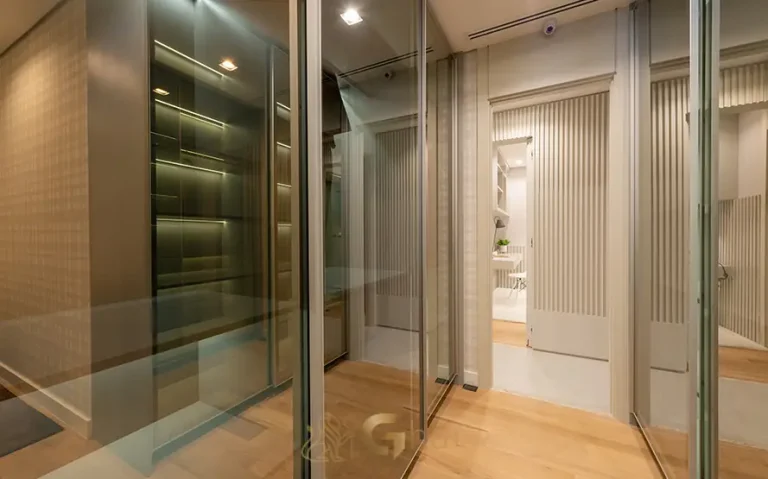 Closet da suíte do apartamento decorado de 129 m² em condomínio residencial no bairro do Morumbi, na Zona Sul de São Paulo