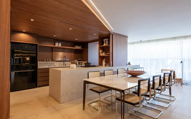 Cozinha aberta do apartamento decorado em condomínio residencial no bairro do Brooklin, na Zona Sul de São Paulo