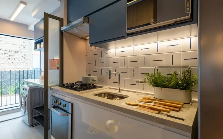 Cozinha do apartamento de 1 dormitório decorado do condomínio Modo Pompeia no bairro da Pompéia, São Paulo