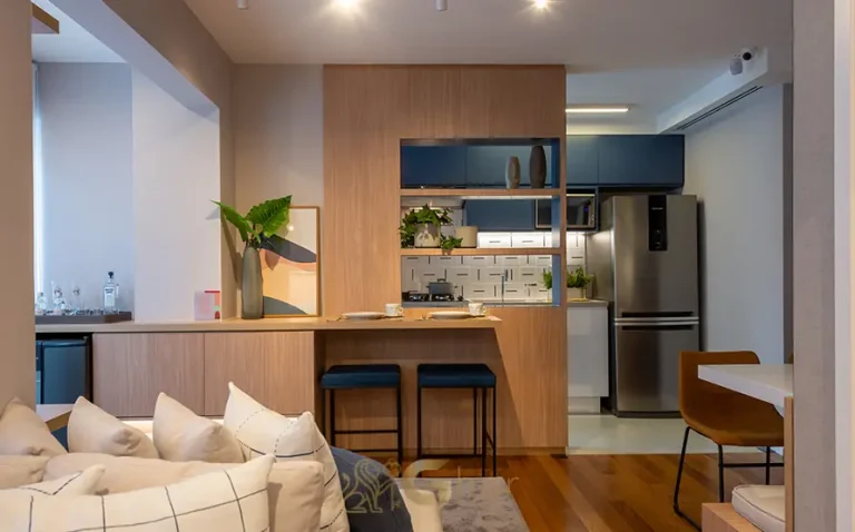 Bancada da cozinha do apartamento de 1 dormitório decorado em apartamentos no bairro da Pompéia, São Paulo