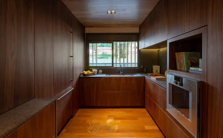Cozinha com bancada do apartamento decorado do condomínio Portugal 587 no bairro do Brooklin, São Paulo