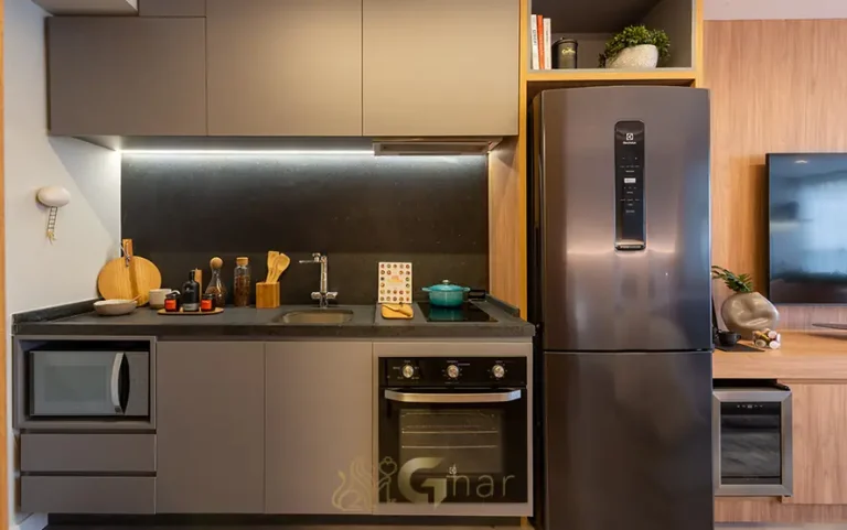 Cozinha integrada do studio decorado do condomínio Mairinque 70 no bairro do Ibirapuera, São Paulo