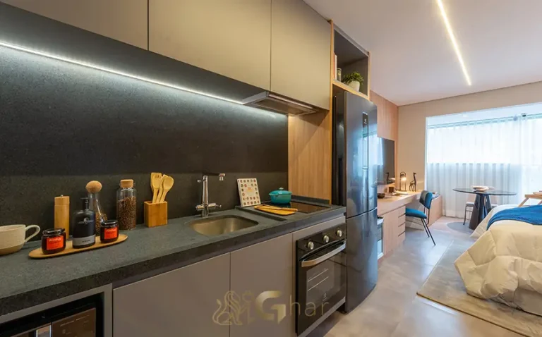 Cozinha com marcenaria planejada do studio decorado em apartamentos no bairro do Ibirapuera, São Paulo