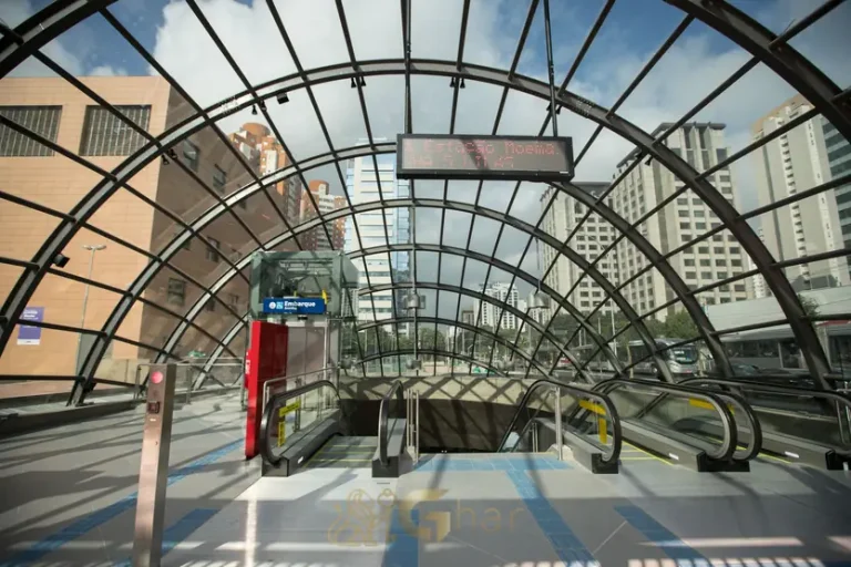 Entrada de estação de metrô em bairro elegante próximo ao metrô, São Paulo