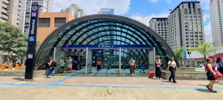 Estação Moema do metrô — fachada e acesso pela rua no bairro Moema
