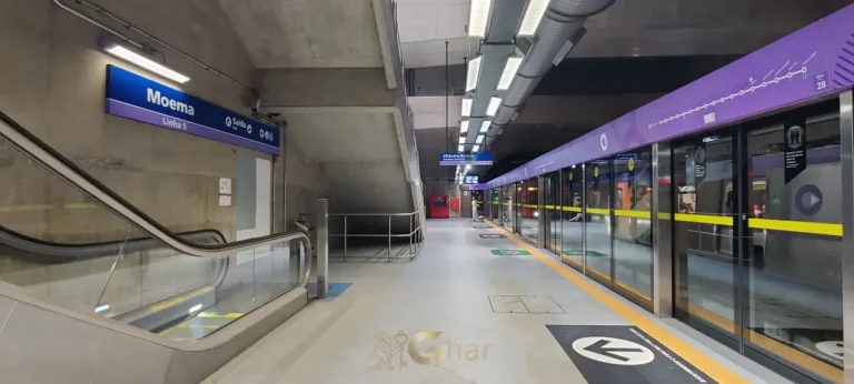Estação Moema do metrô — plataforma de embarque no bairro Moema