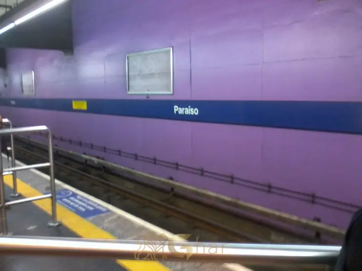 Plataforma de embarque em bairro nobre próximo ao metrô, São Paulo