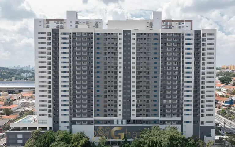 Fachada com paisagismo de entrada em apartamentos no bairro do Butantã, São Paulo