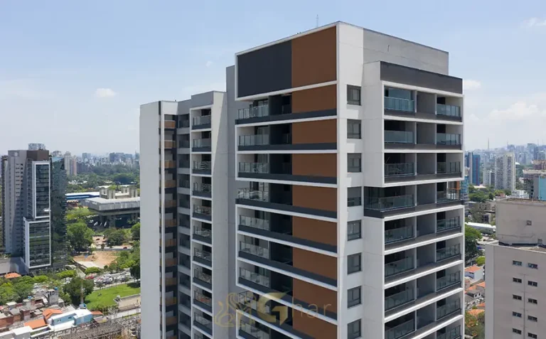 Fachada com varandas em apartamentos no bairro do Ibirapuera, São Paulo