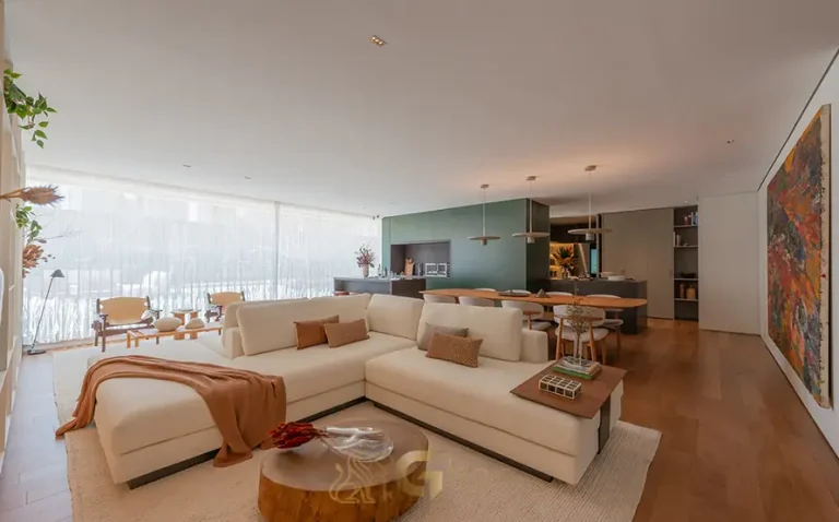 O living do apartamento decorado em condomínio residencial no bairro da Cidade Jardim, na Zona Sul de São Paulo