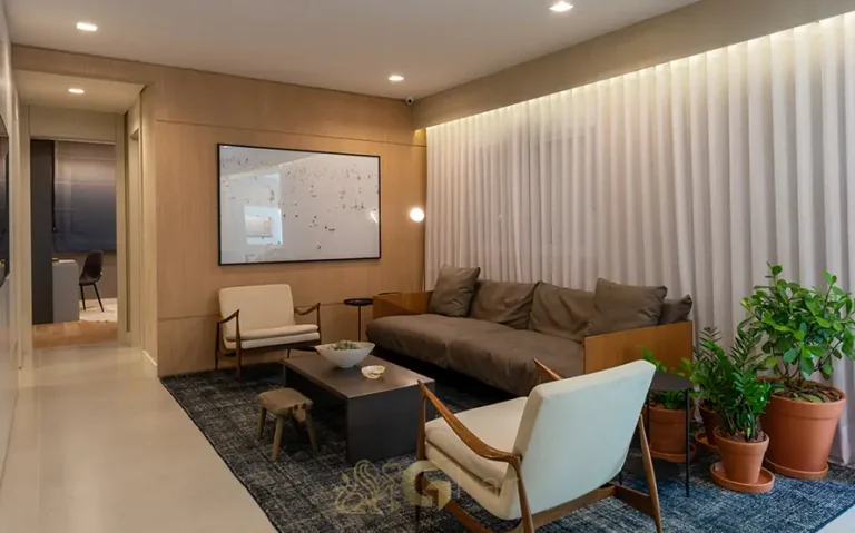 Living integrado do apartamento decorado de 129 m² do condomínio Monumento SP - 2ª Fase no bairro do Morumbi, São Paulo