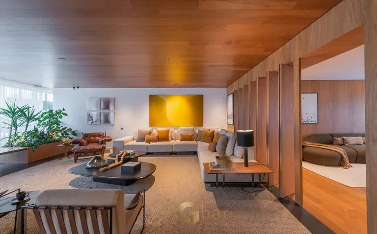 O living integrado do apartamento decorado em condomínio residencial no bairro da Cidade Jardim, na Zona Sul de São Paulo